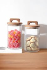 ⁦علبة توابل زجاج غطاء خشب بيد⁩ - الصورة ⁦2⁩